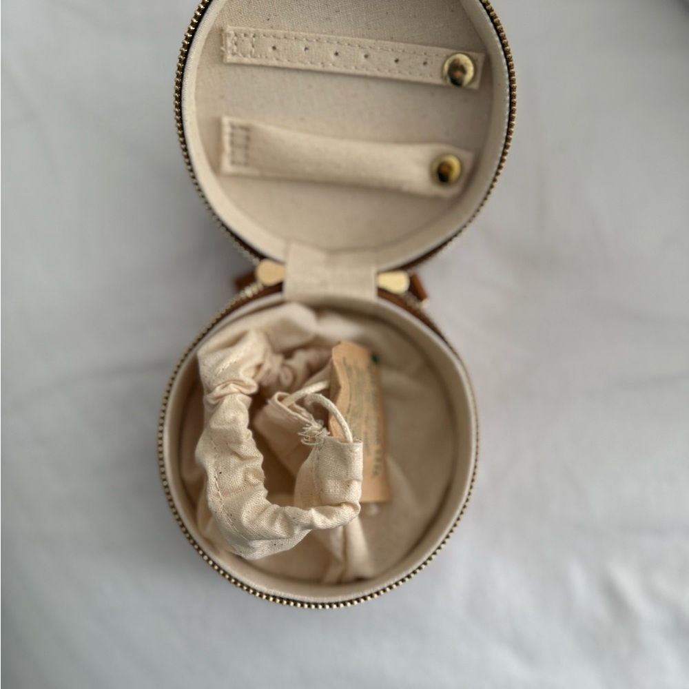 Sézane Round Tan Jewelry Case - Picture 4 of 4